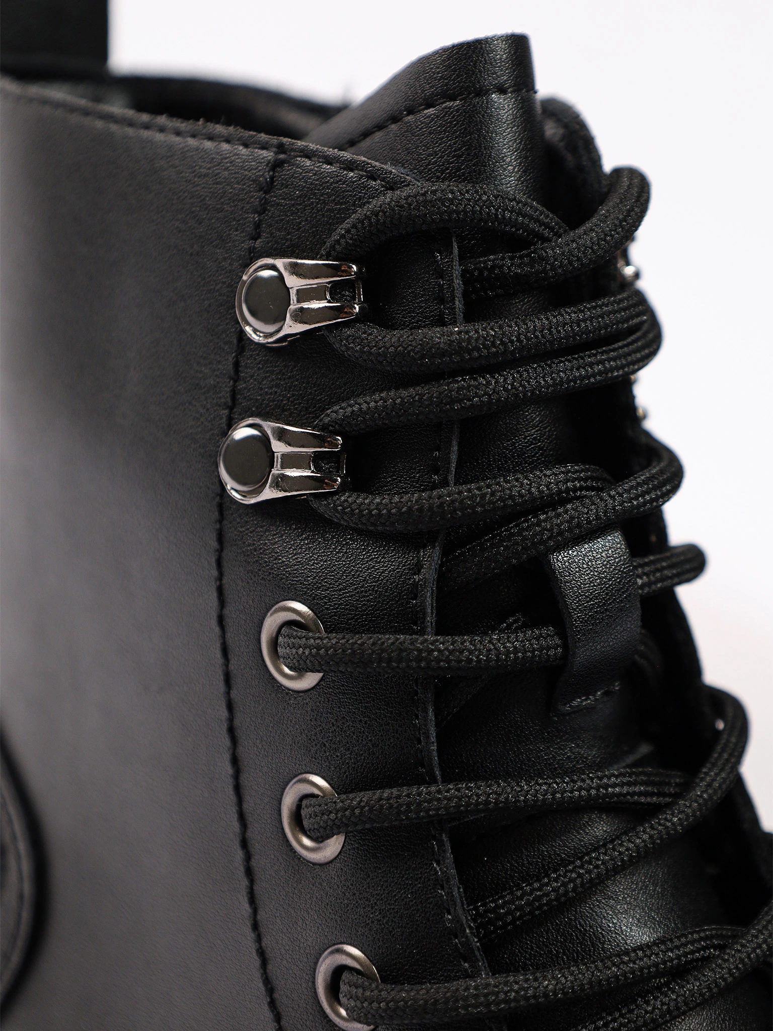 Ботинки-дерби черного цвета из натуральной кожи